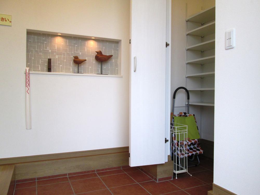 Other Equipment. You can use a very convenient because the dirt floor space followed by the entrance can be placed as it is, such as such as a stroller or wet umbrella.