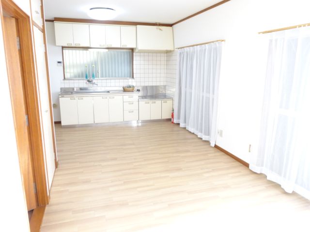 Kitchen. Spacious living ☆ It is bright in the sunlight from the window