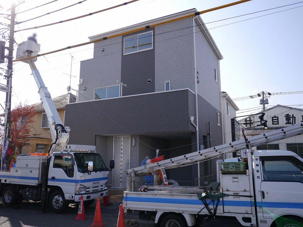 Local appearance photo. Because of the near east Harajuku intersection, Supermarket ・ There are a number of commercial facilities, such as a drugstore is a life convenient environment.