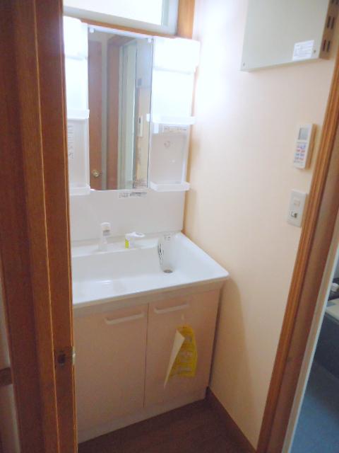 Wash basin, toilet. Washbasin large mirror