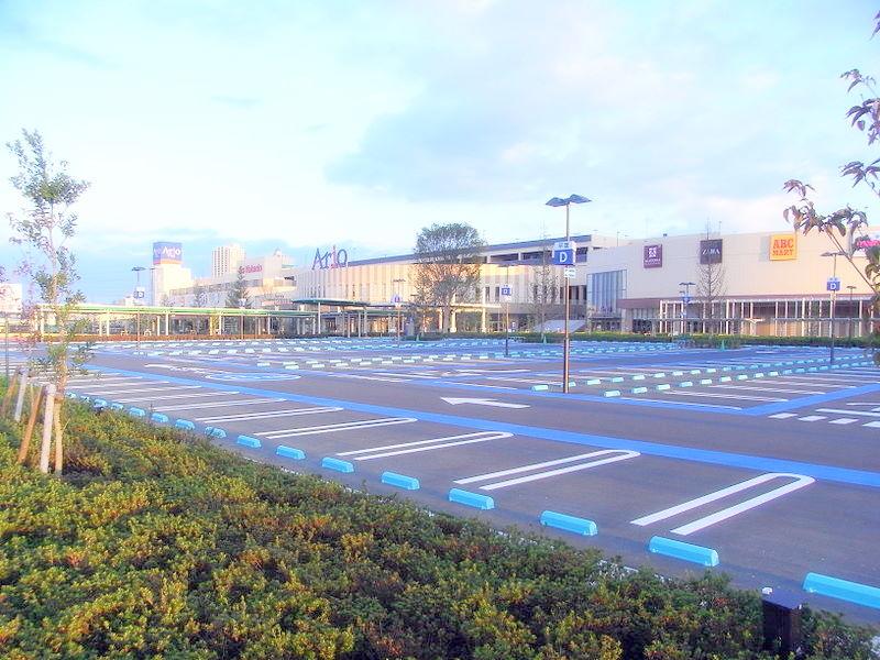 Shopping centre. Large shopping center 400m attractive tenants are aligned to Ario Hashimoto