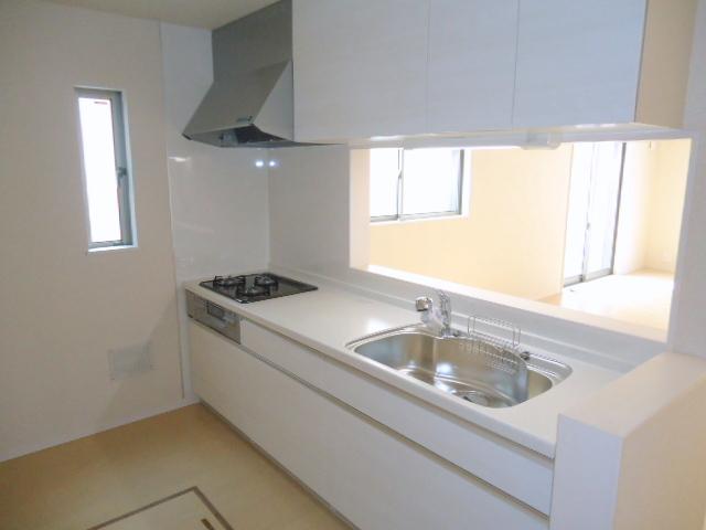 Same specifications photo (kitchen). Face-to-face in the kitchen overlooking the family over the counter. (Building 2) same specification