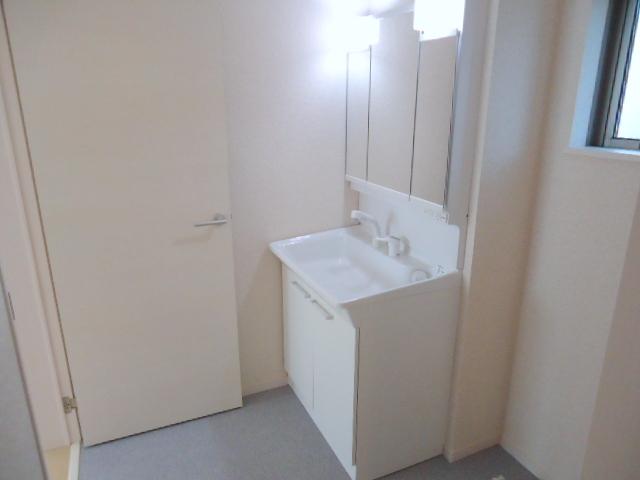 Same specifications photos (Other introspection). Vanity with a three-sided mirror. (1 Building) same specification