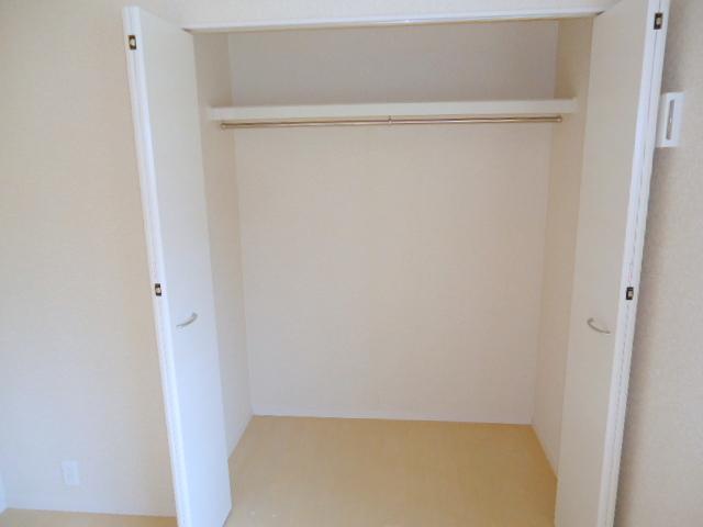 Same specifications photos (Other introspection). Storage is with hanger pipe type Orito. (3 Building) same specification