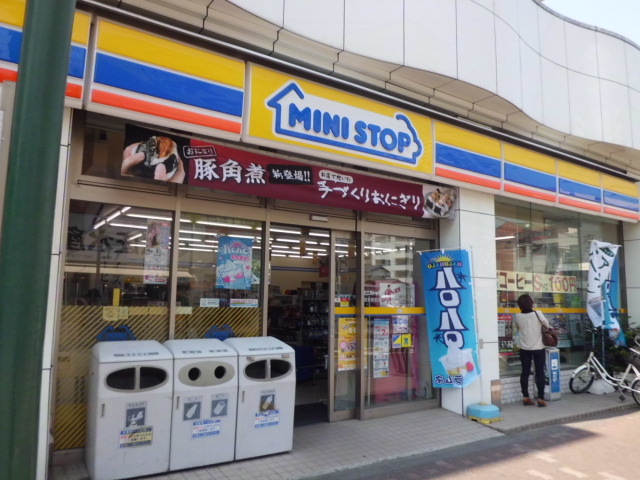 Convenience store. MINISTOP up (convenience store) 330m