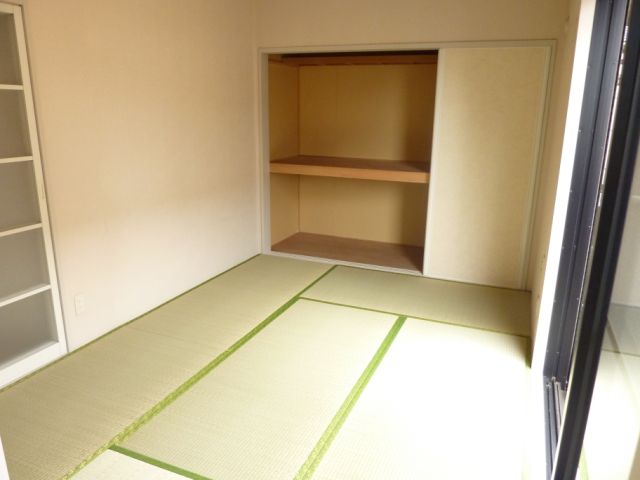 Living and room. This room of tatami calm atmosphere