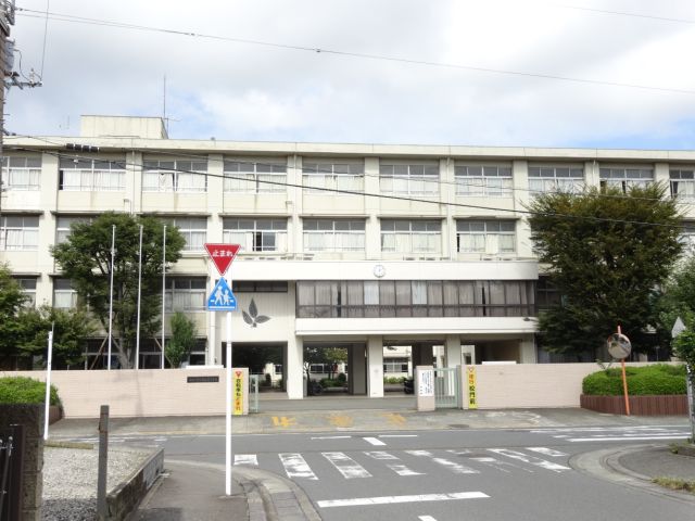 Junior high school. Municipal Aihara until junior high school (junior high school) 990m