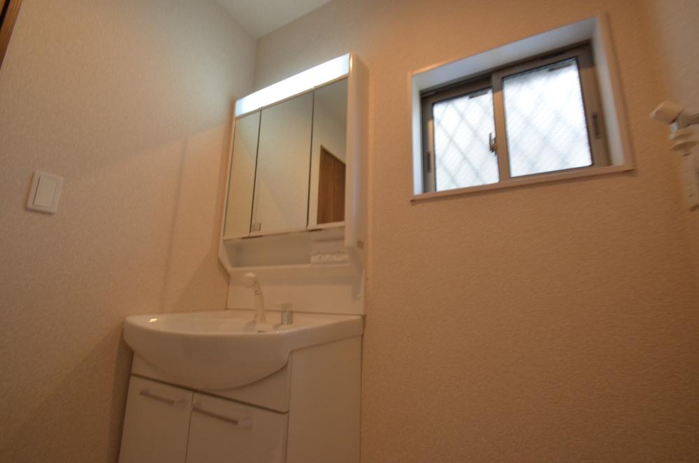 Wash basin, toilet. Indoor (12 May 2013) Shooting 1 Building