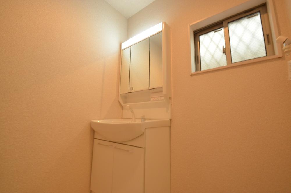 Wash basin, toilet. Indoor (12 May 2013) Shooting Building 2