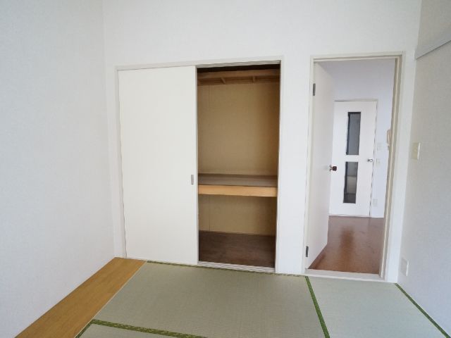 Receipt. Japanese-style closet, There is a shelf in the interior of the upper part