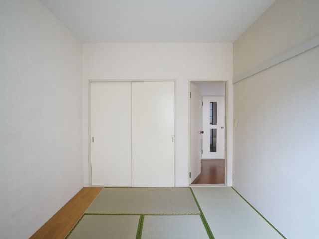 Living and room. Japanese-style tatami 7, Some wooden furniture yard