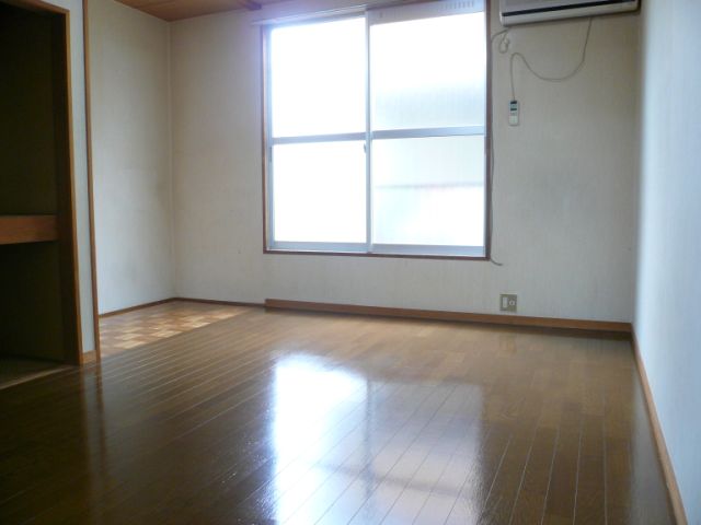 Living and room.  ☆ Spread of 7 tatami rooms ☆ 