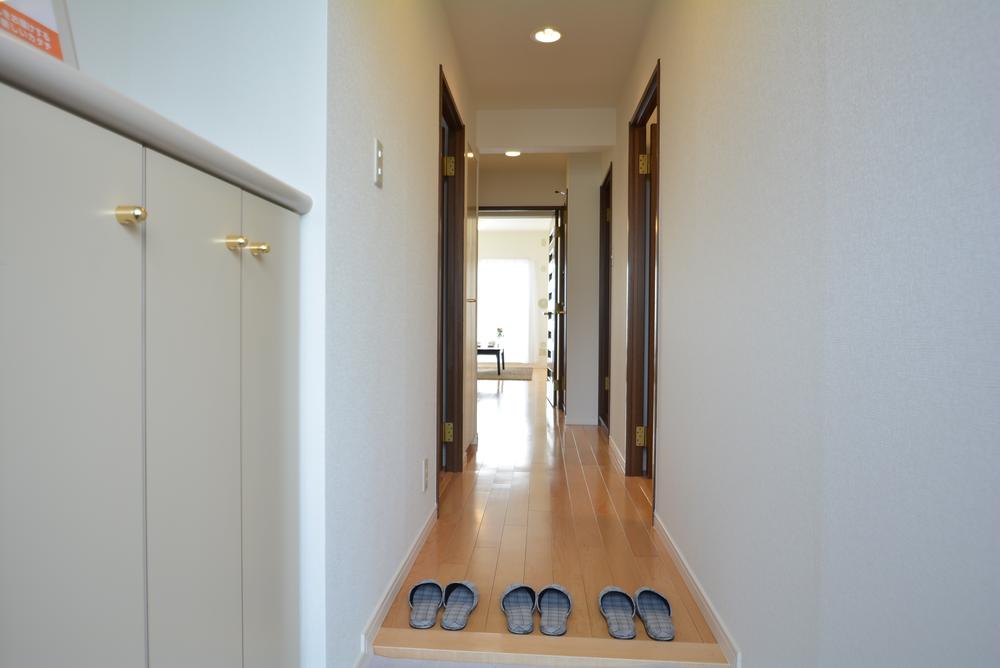 Entrance. Spreads bright rooms opened the front door ☆