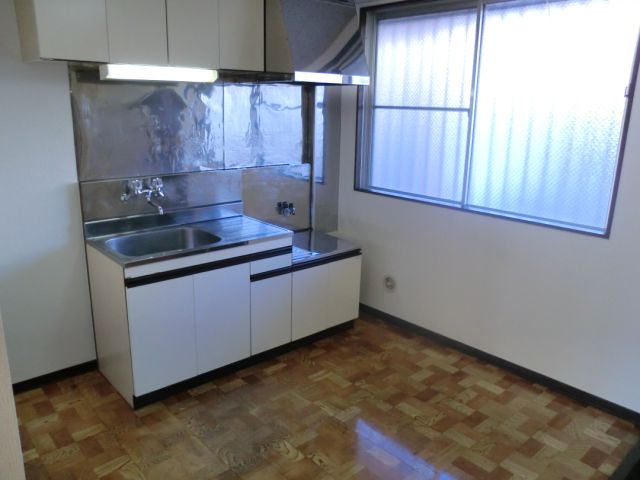 Kitchen. ◇ also spacious dining space ◇