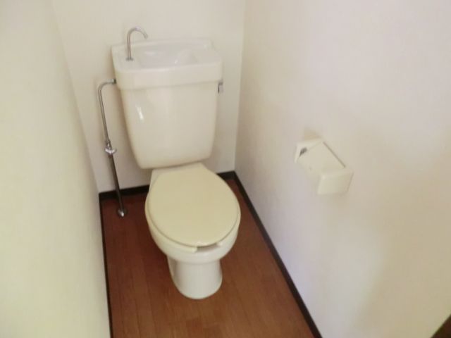 Toilet. ◇ full of clean toilet ◇