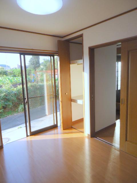 Non-living room. 1F Western-style ・  ・  ・ Amount of storage is plenty. 