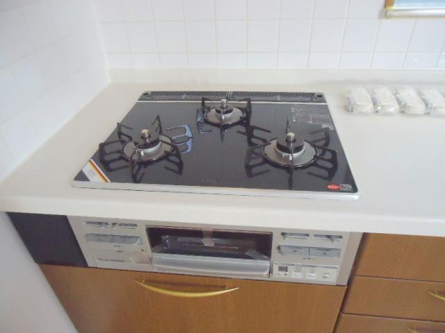 Kitchen. Convenient three-necked stove ・  ・  ・ It is a new article