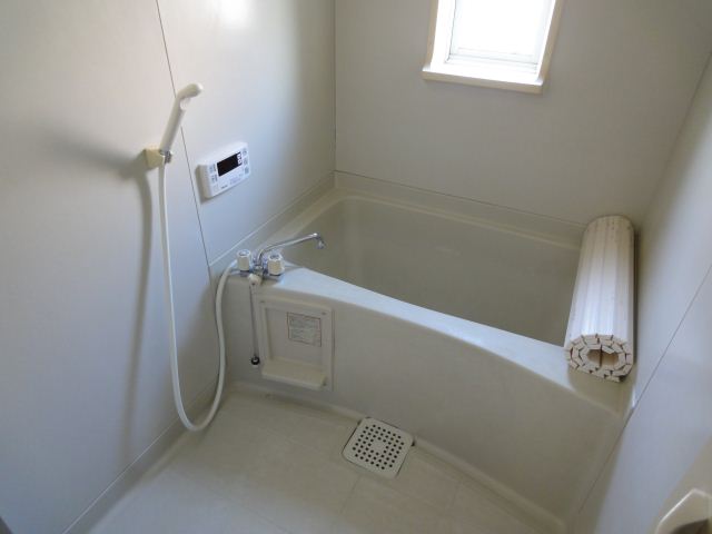Bath. ◇ reheating possible bathroom with a small window ◇