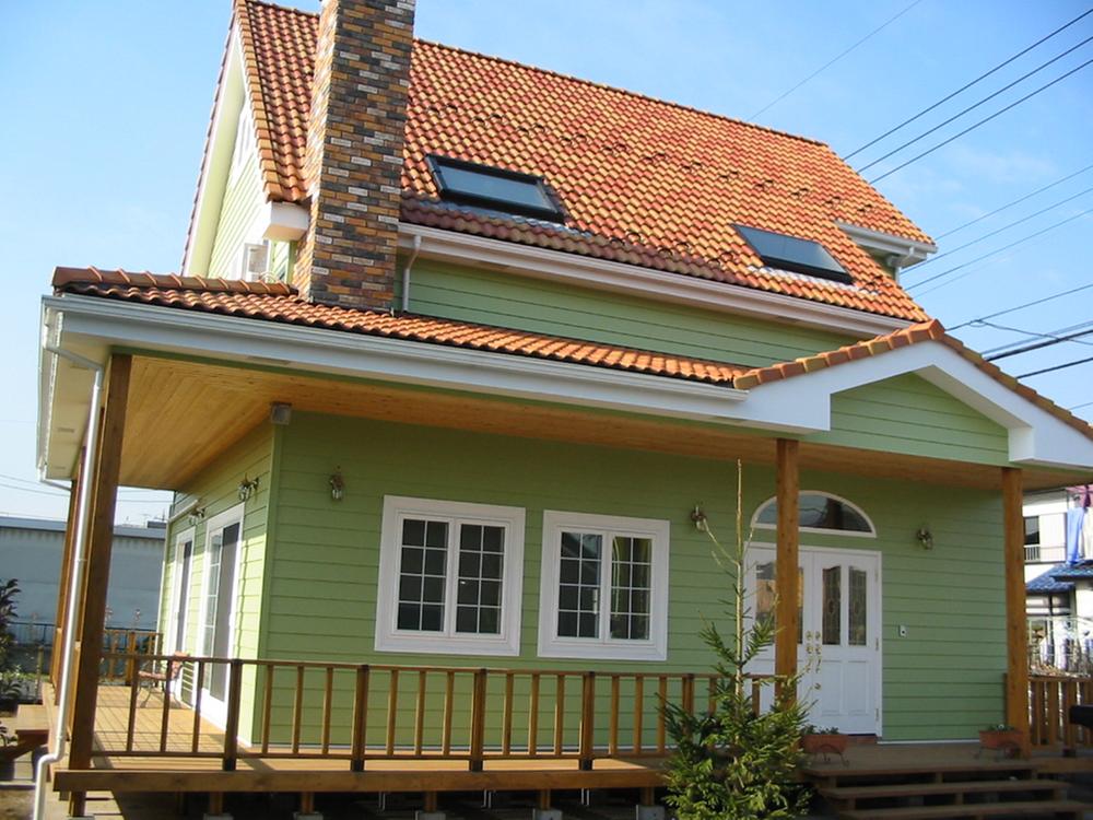 Local appearance photo. East ・ South to the spacious wood deck. 1st floor ・ Both second floor toilet. With attic storage.