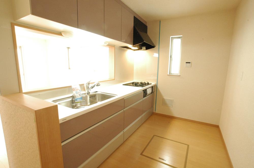 Same specifications photo (kitchen). Face-to-face kitchen, you can enjoy a conversation with your family while cooking
