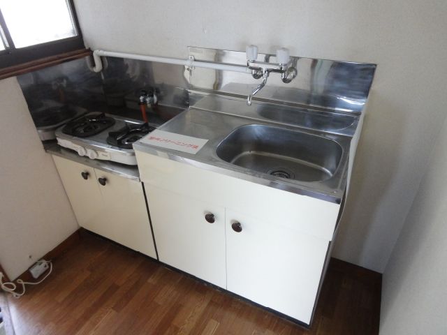 Kitchen. Two-necked gas stove is available installed in the spread of the kitchen