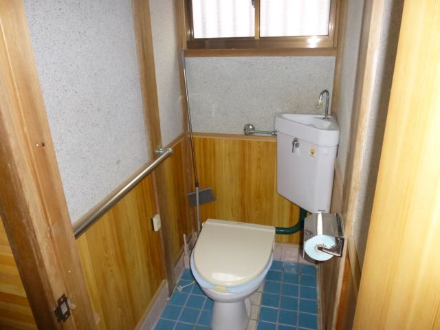 Toilet. ◇ also comes with a window to the toilet ◇