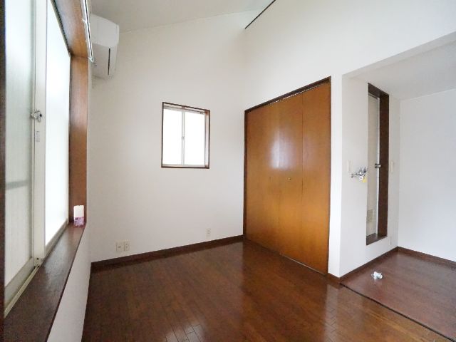 Living and room. Flooring, Air-conditioned
