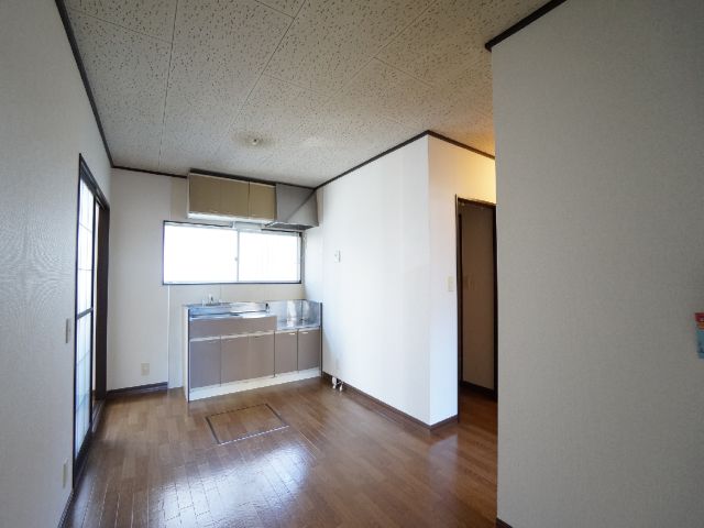 Kitchen. Bright window, There is under-floor storage