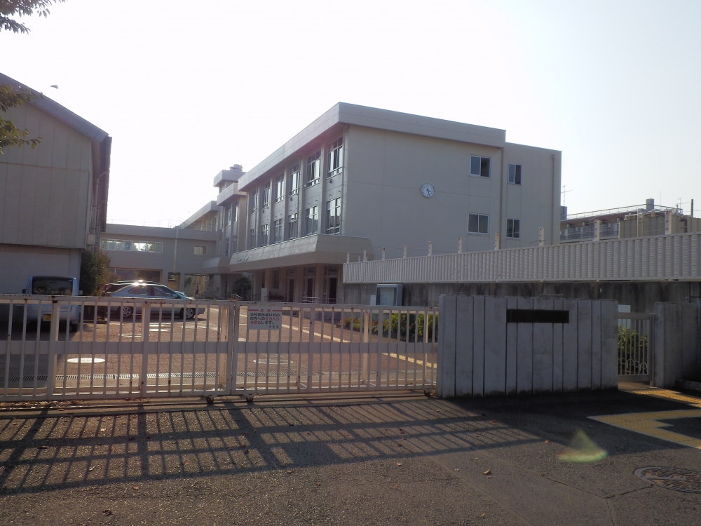 Junior high school. Shinmachi 842m until junior high school (junior high school)