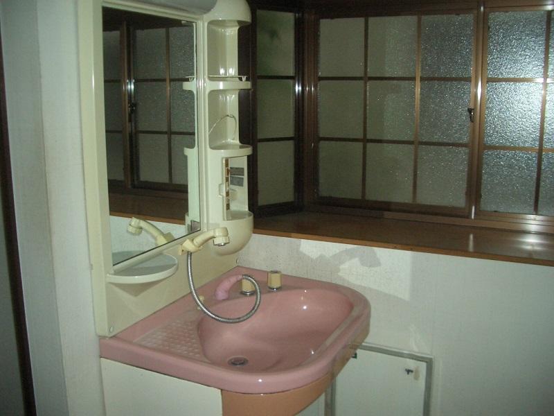 Wash basin, toilet. 1st floor Wash basin