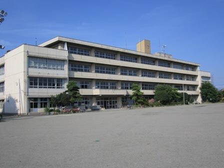 Junior high school. Shinmachi 610m until junior high school