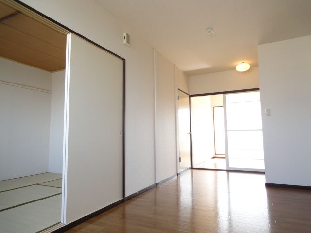 Living and room. ◇ it is sunny and airy floor plan ◇