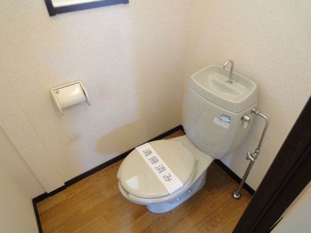 Toilet. ◇ ventilation is also easy to make and has a small window in the toilet ◇