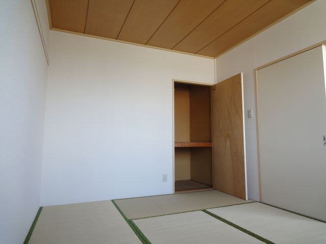 Living and room. ◇ comes with also housed in the northwest side of the Japanese-style room ◇