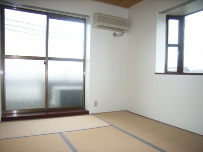Living and room. All season is a comfortable Japanese-style room with air conditioning.