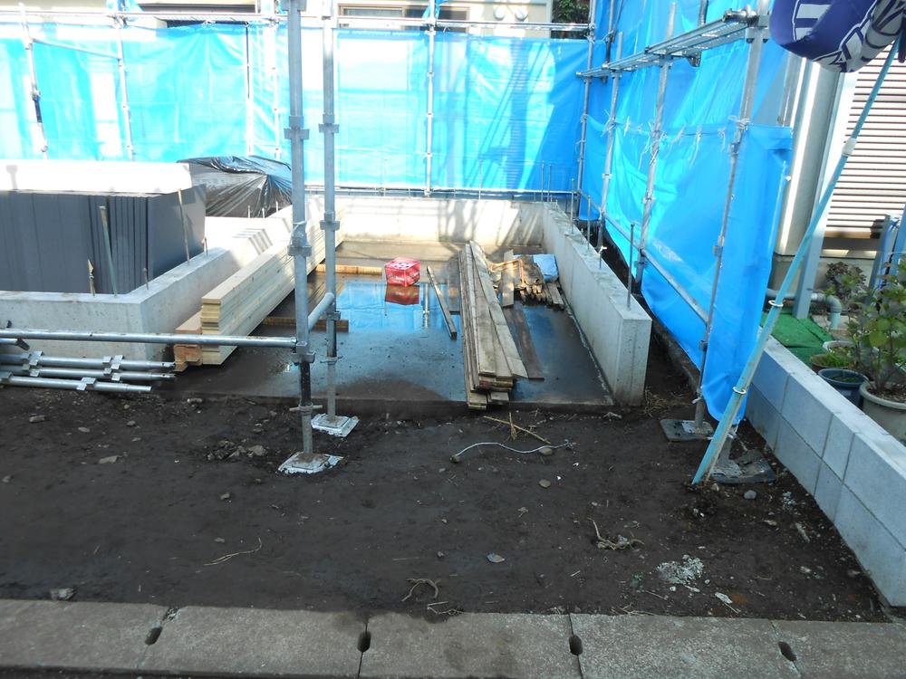 Parking lot. Local (11 May 2013) shooting built-in