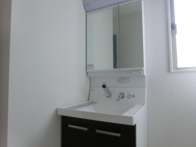 Wash basin, toilet. B Building