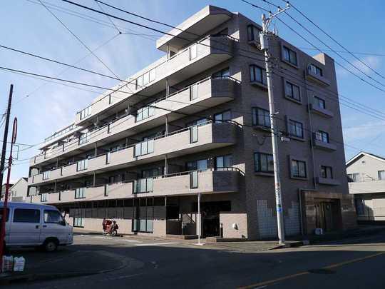 Local appearance photo. Yang hit in the top floor southeast angle room in the renovated apartment Higashirinkan walk 9 minutes ・ View is good.