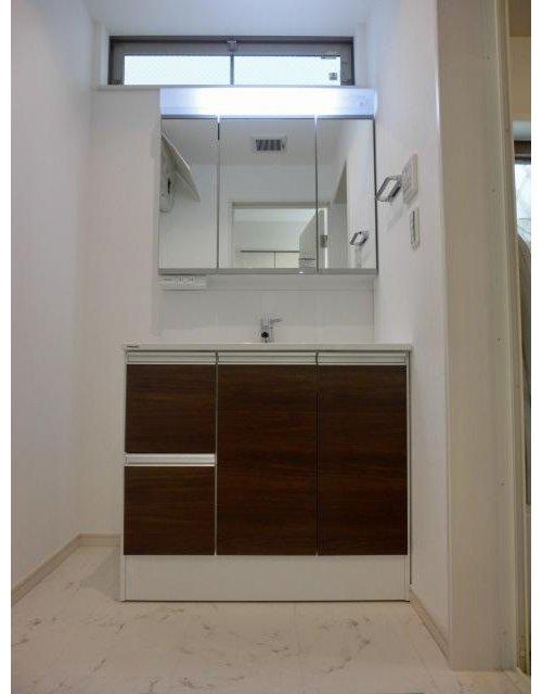 Wash basin, toilet. Indoor (April 2013) Shooting