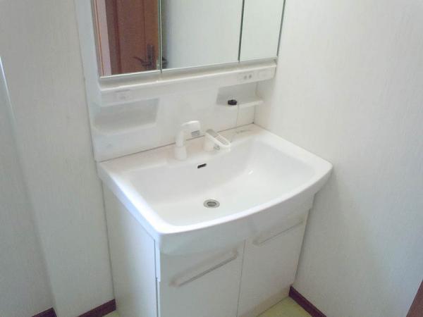 Wash basin, toilet