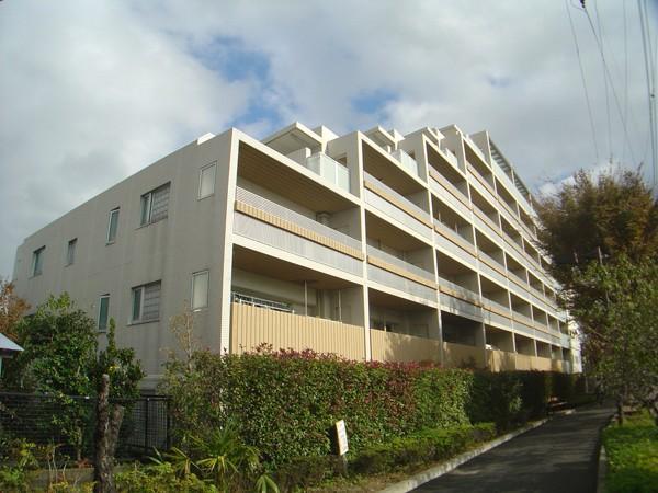 Local appearance photo. Mansion facing the Sagami green road passing between the residential area