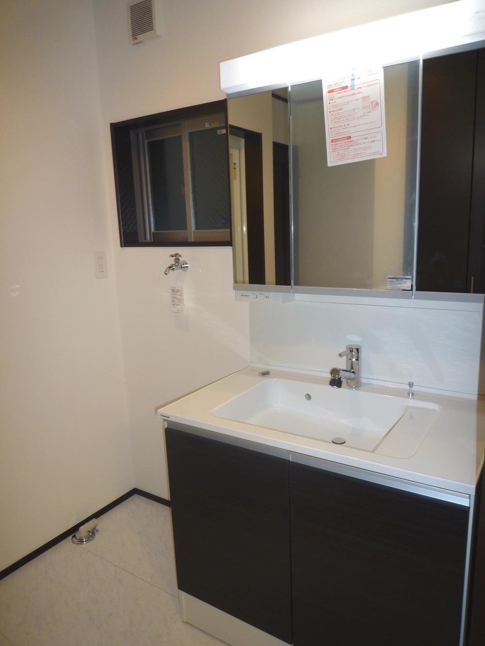 Wash basin, toilet. With three-sided mirror-wide wash basin