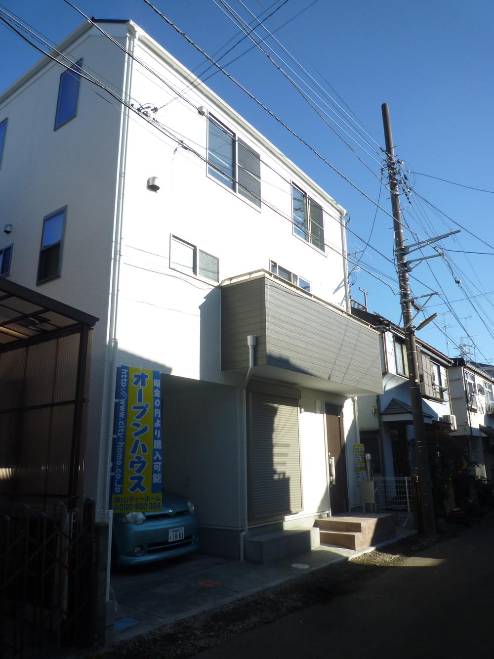 Local appearance photo. Sunny. Large vehicles is also easily possible parking. 