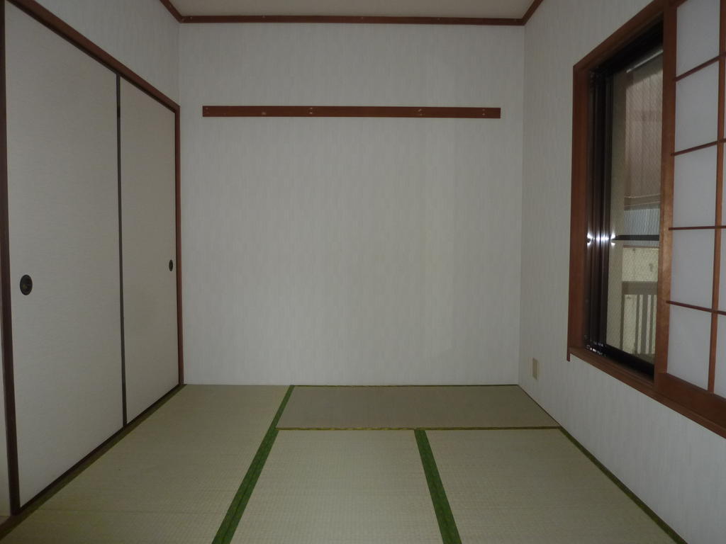 Other room space. Two-sided lighting Japanese-style room is south-facing ☆