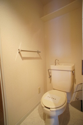 Toilet. Popular bus ・ In another toilet is open.