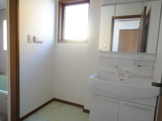 Wash basin, toilet