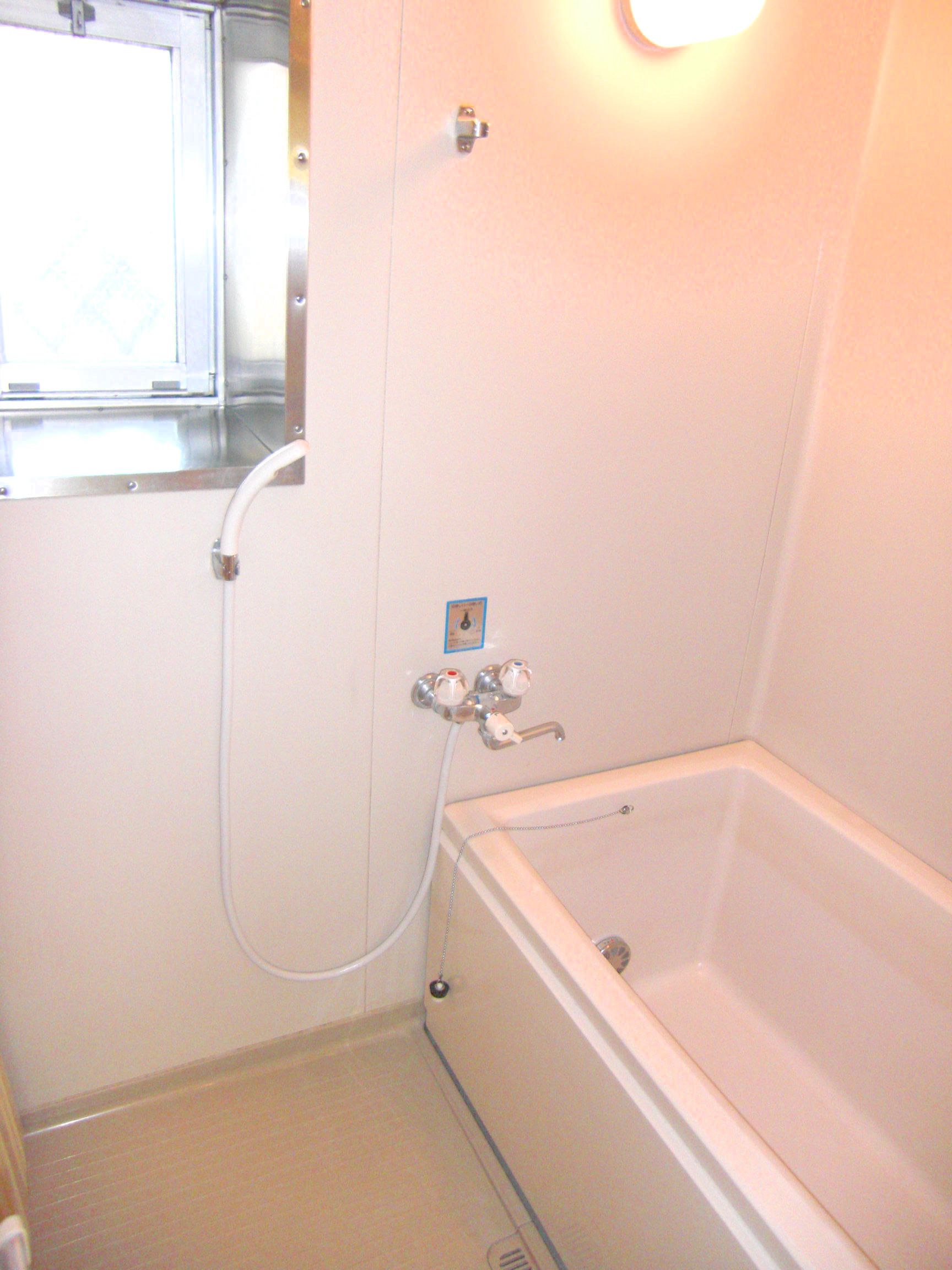 Bath. Reheating function Automatic hot water Upholstery Is good There is also a ventilation window!