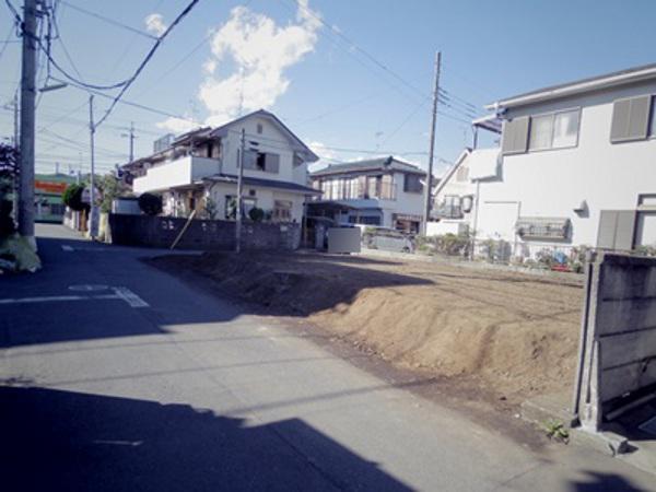 Local photos, including front road. Local (10 May 2013) Shooting Building 2 front road 3