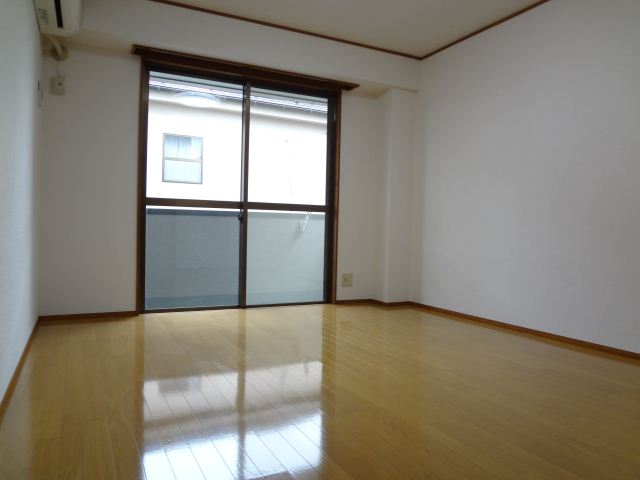 Living and room. Loose 8 tatami rooms How is?