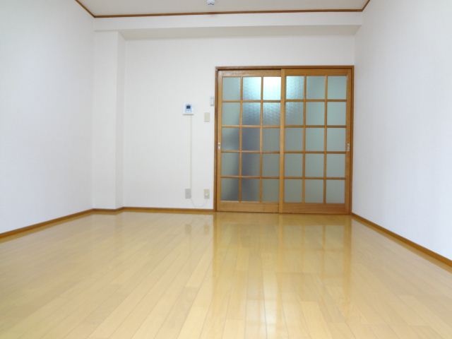 Living and room. It is recommended for those who are looking for the spread of the room. 